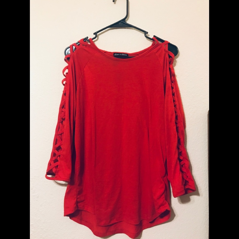 Cute top with cutout sleeves